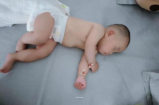 佛山三个月宝宝抬头不稳 佛山三个月宝宝抬头不稳